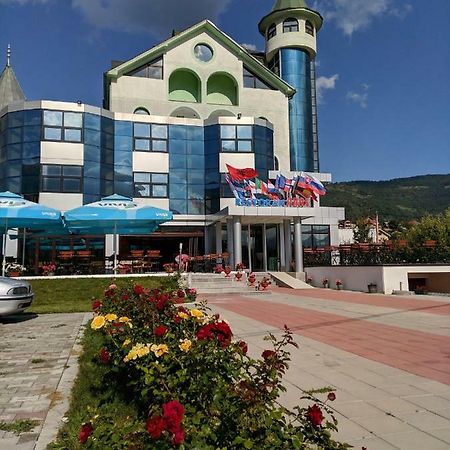 Apartments & Restaurant Abas Плав Екстериор снимка