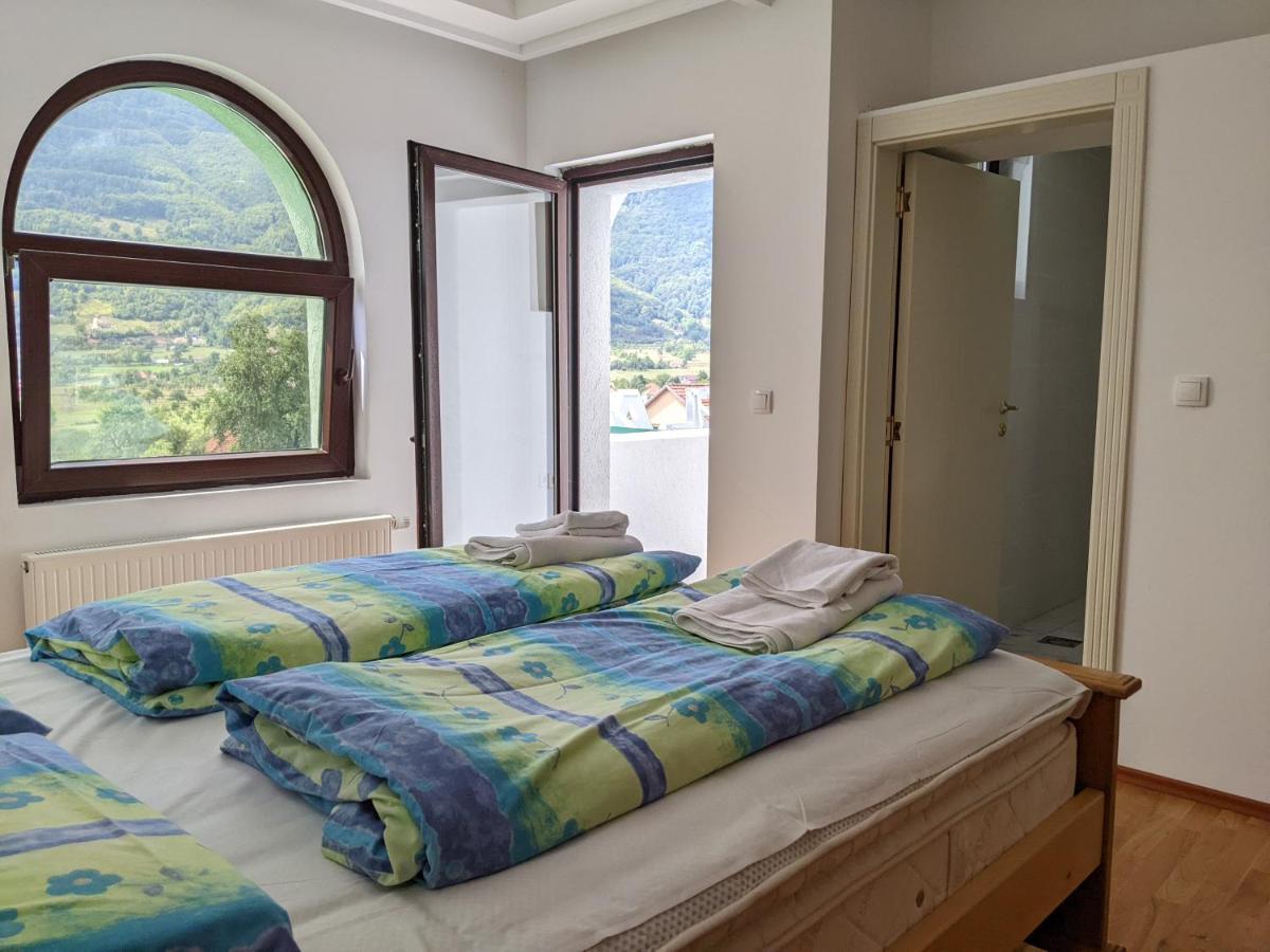 Apartments & Restaurant Abas Плав Екстериор снимка