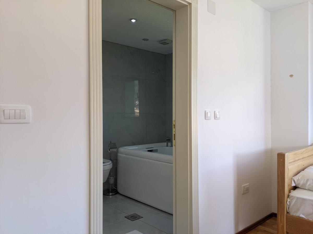 Apartments & Restaurant Abas Плав Екстериор снимка