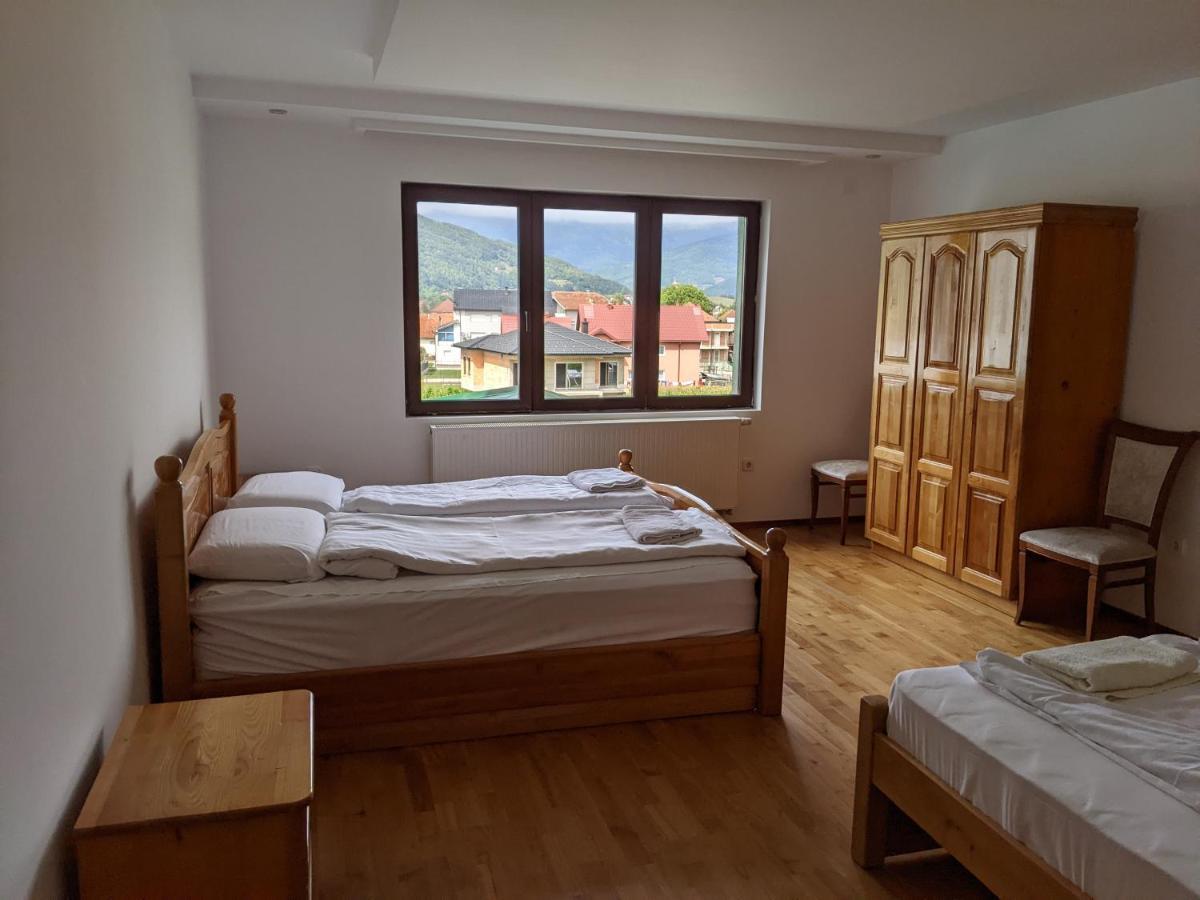 Apartments & Restaurant Abas Плав Екстериор снимка