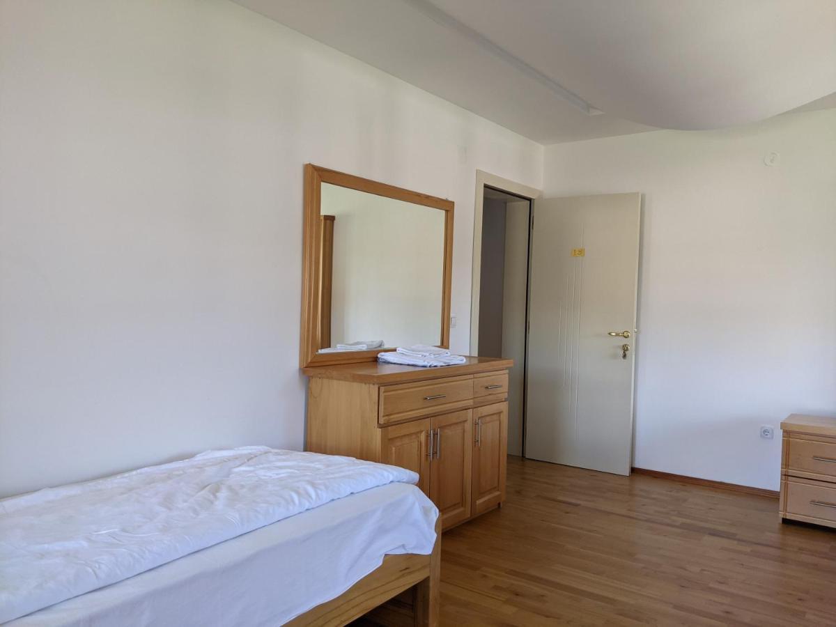 Apartments & Restaurant Abas Плав Екстериор снимка