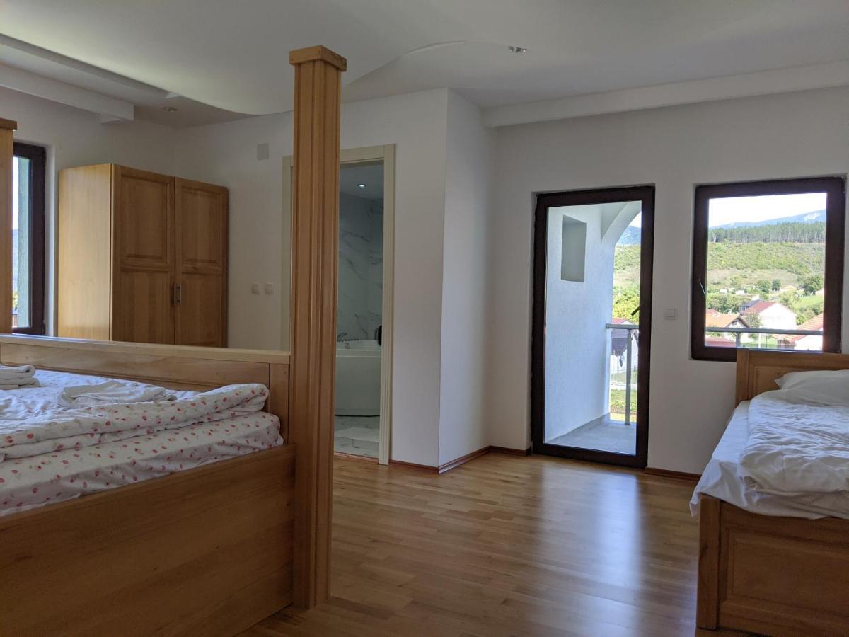Apartments & Restaurant Abas Плав Екстериор снимка