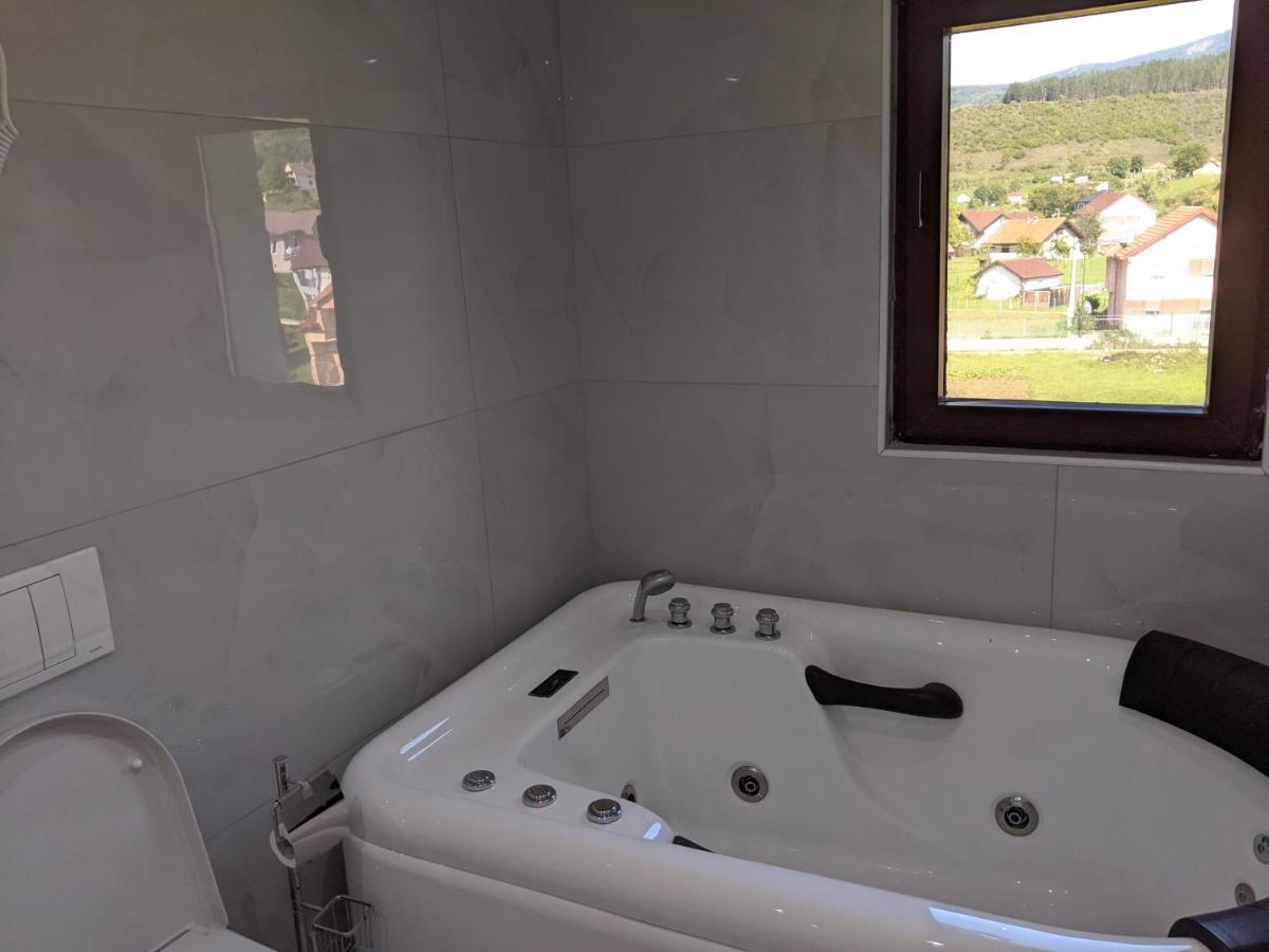 Apartments & Restaurant Abas Плав Екстериор снимка