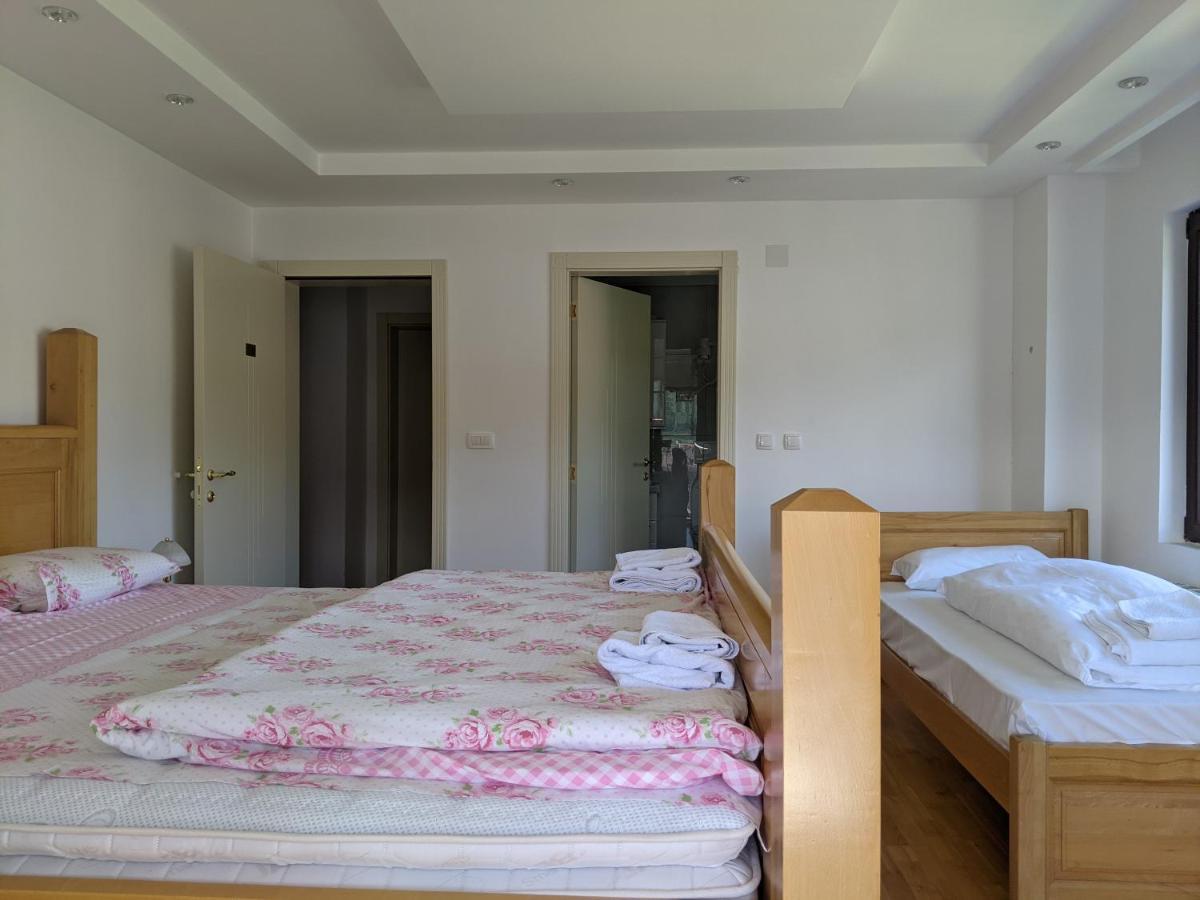 Apartments & Restaurant Abas Плав Екстериор снимка