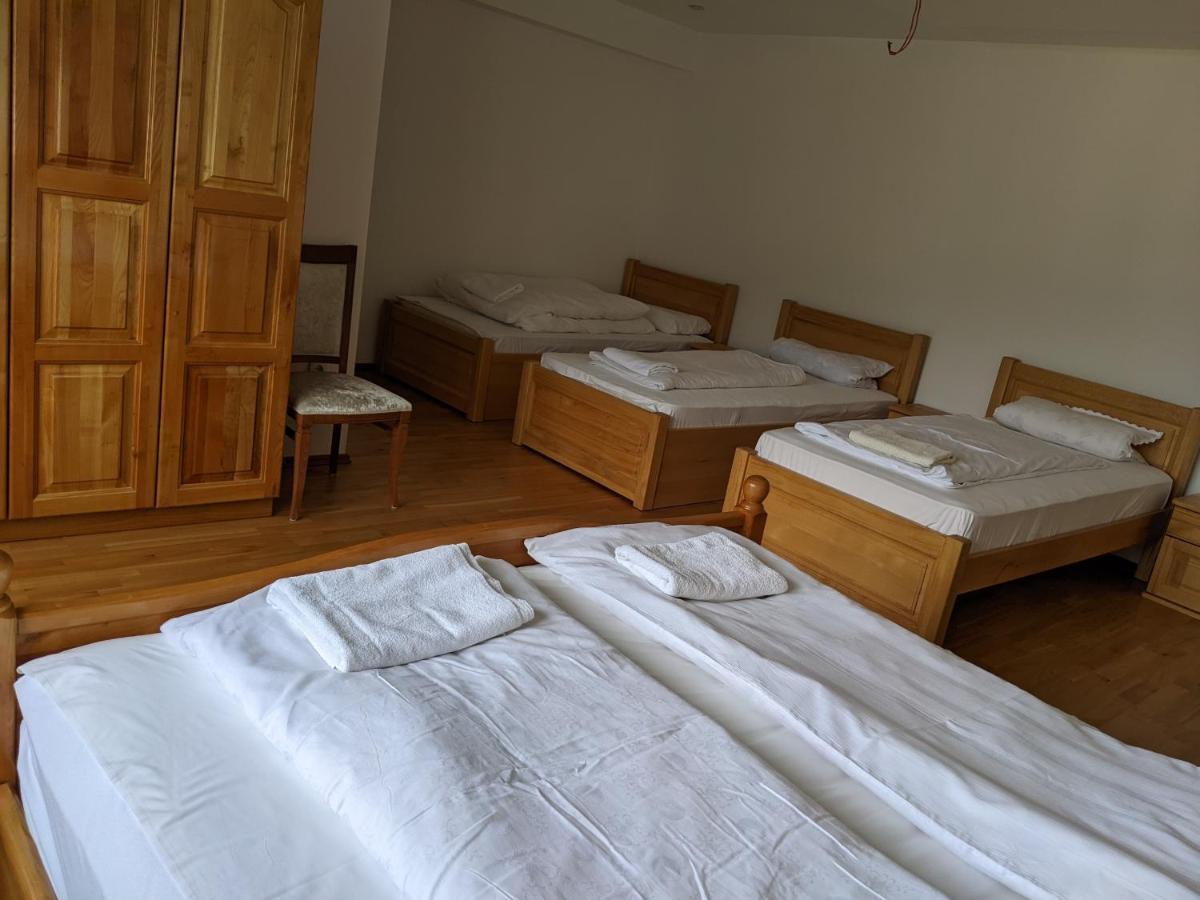 Apartments & Restaurant Abas Плав Екстериор снимка