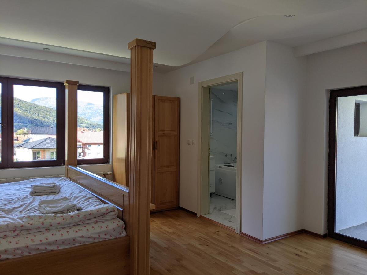 Apartments & Restaurant Abas Плав Екстериор снимка