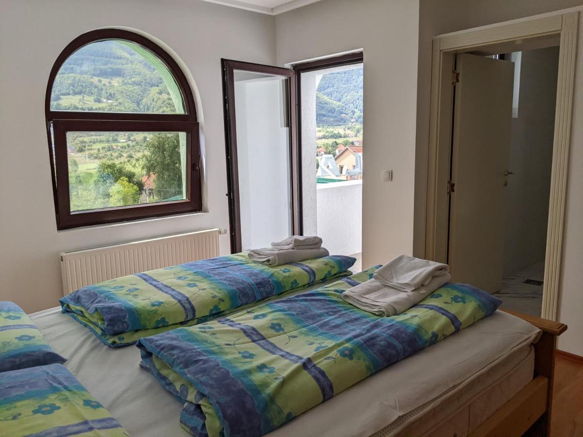 Apartments & Restaurant Abas Плав Екстериор снимка