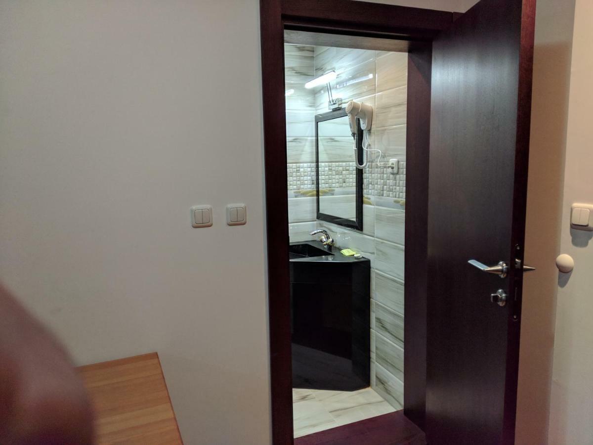 Apartments & Restaurant Abas Плав Екстериор снимка