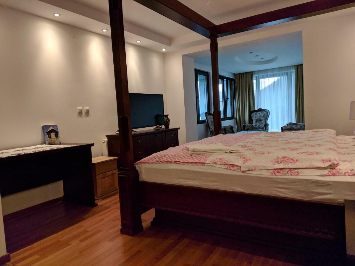 Apartments & Restaurant Abas Плав Екстериор снимка