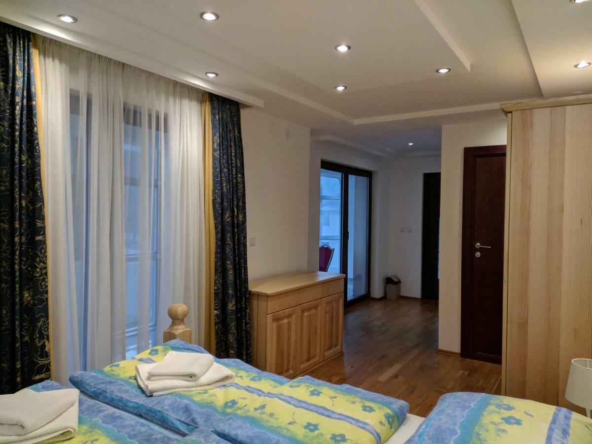 Apartments & Restaurant Abas Плав Екстериор снимка