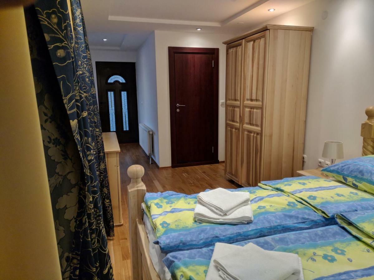Apartments & Restaurant Abas Плав Екстериор снимка