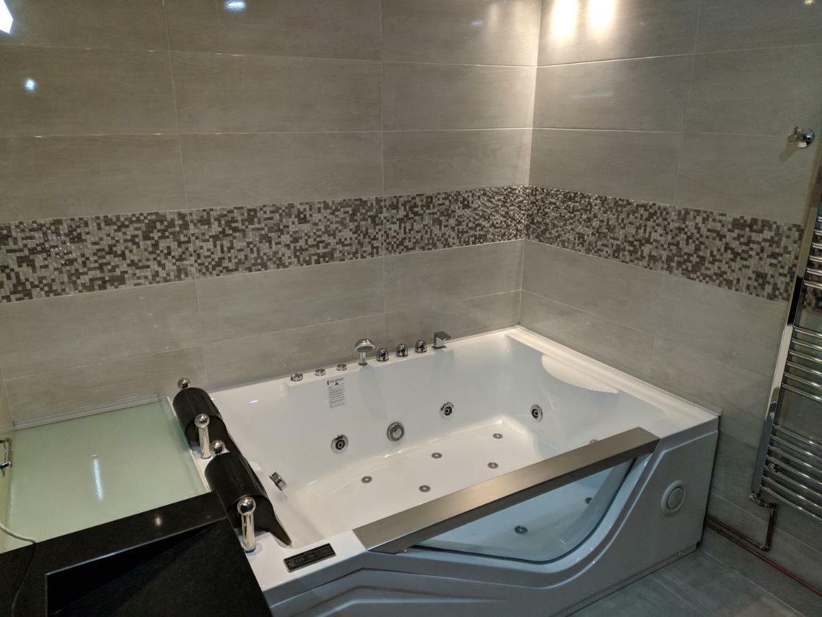 Apartments & Restaurant Abas Плав Екстериор снимка