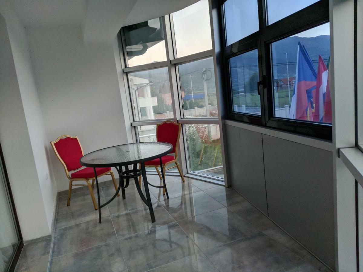 Apartments & Restaurant Abas Плав Екстериор снимка