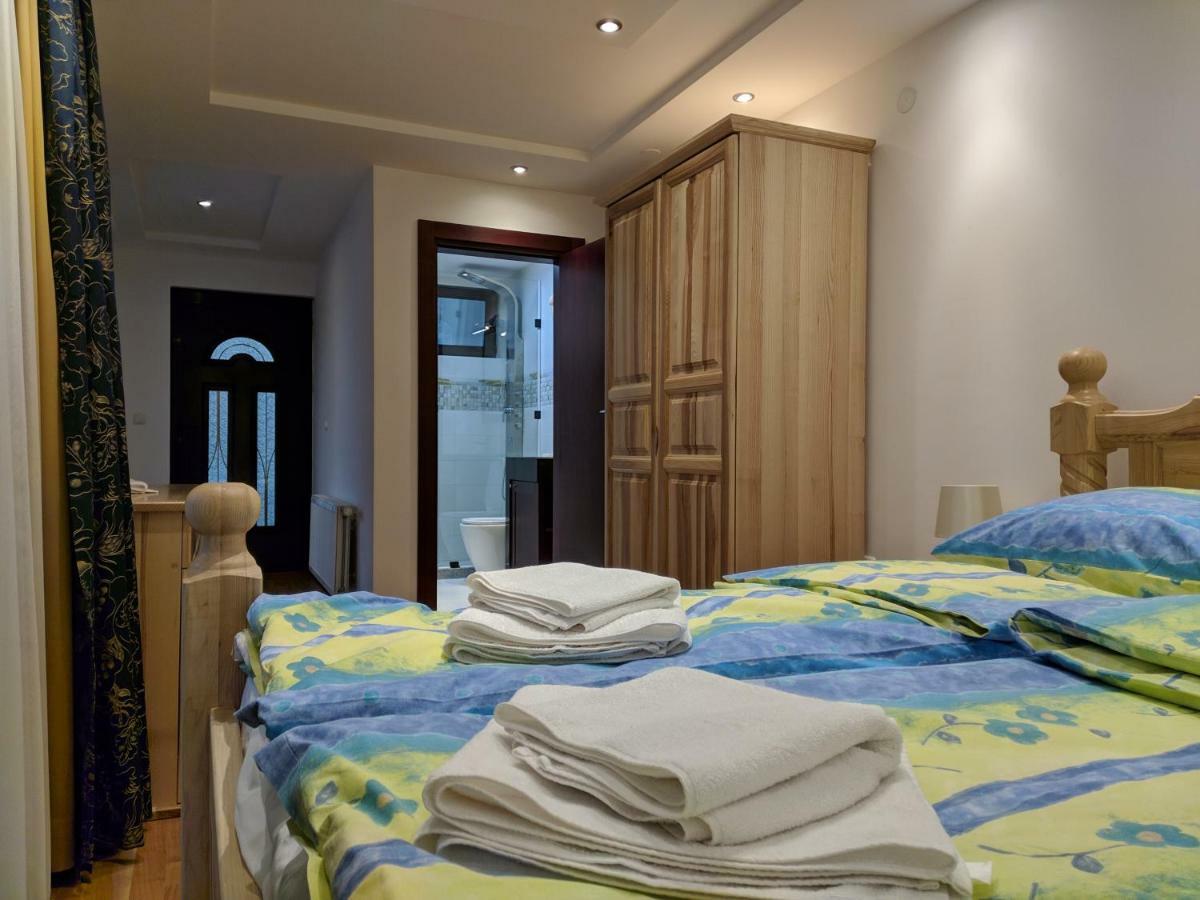 Apartments & Restaurant Abas Плав Екстериор снимка