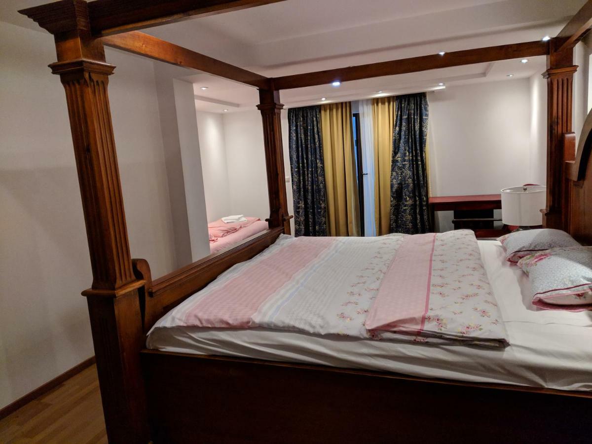 Apartments & Restaurant Abas Плав Екстериор снимка