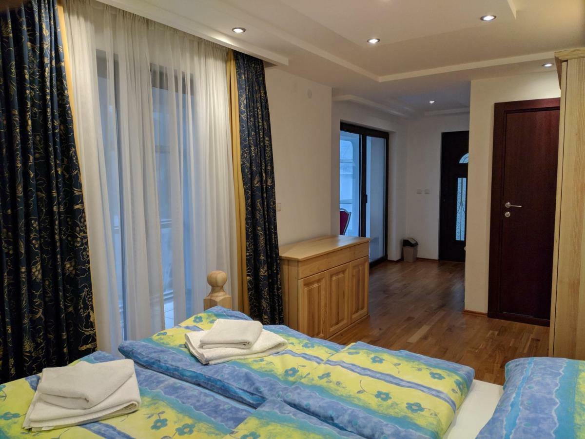 Apartments & Restaurant Abas Плав Екстериор снимка