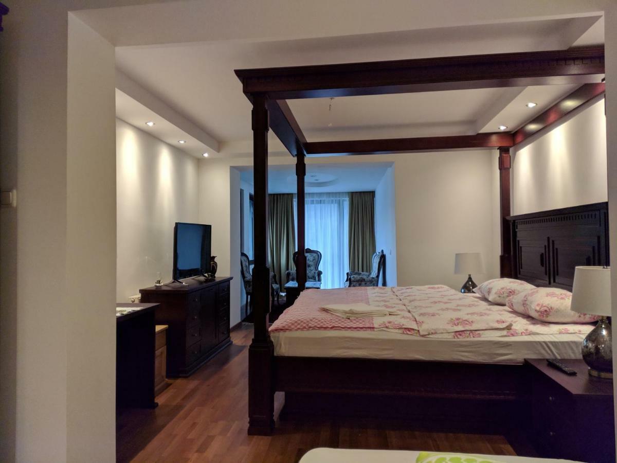 Apartments & Restaurant Abas Плав Екстериор снимка