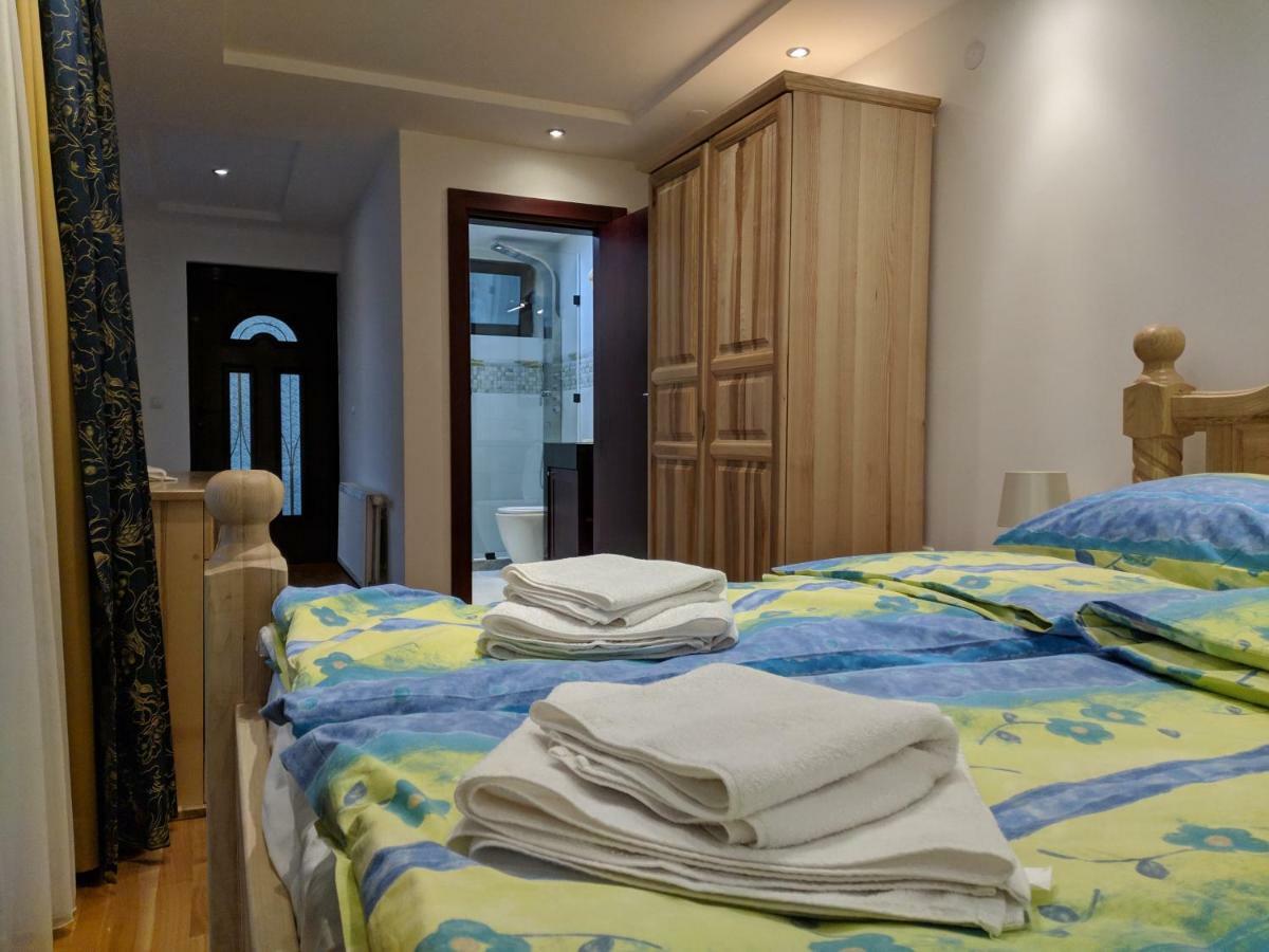 Apartments & Restaurant Abas Плав Екстериор снимка