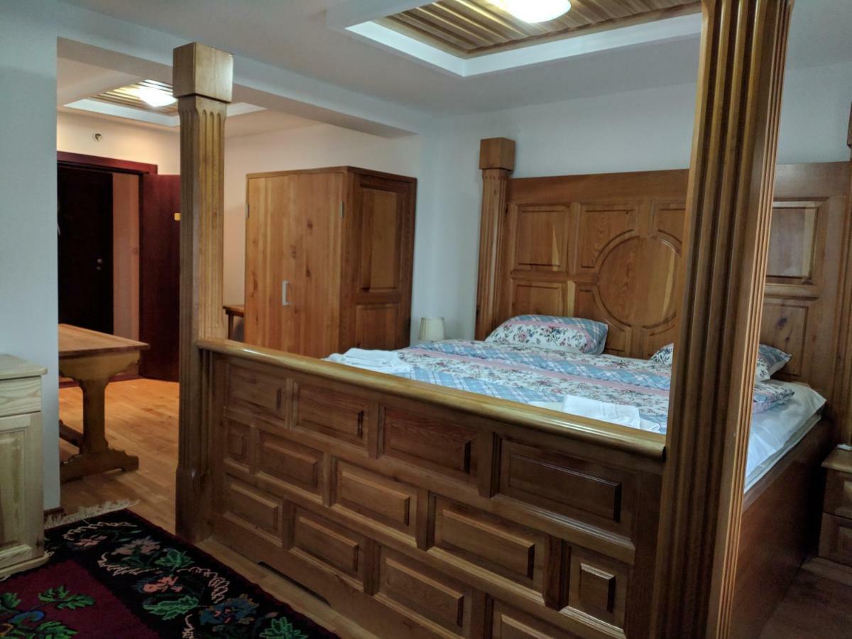 Apartments & Restaurant Abas Плав Екстериор снимка