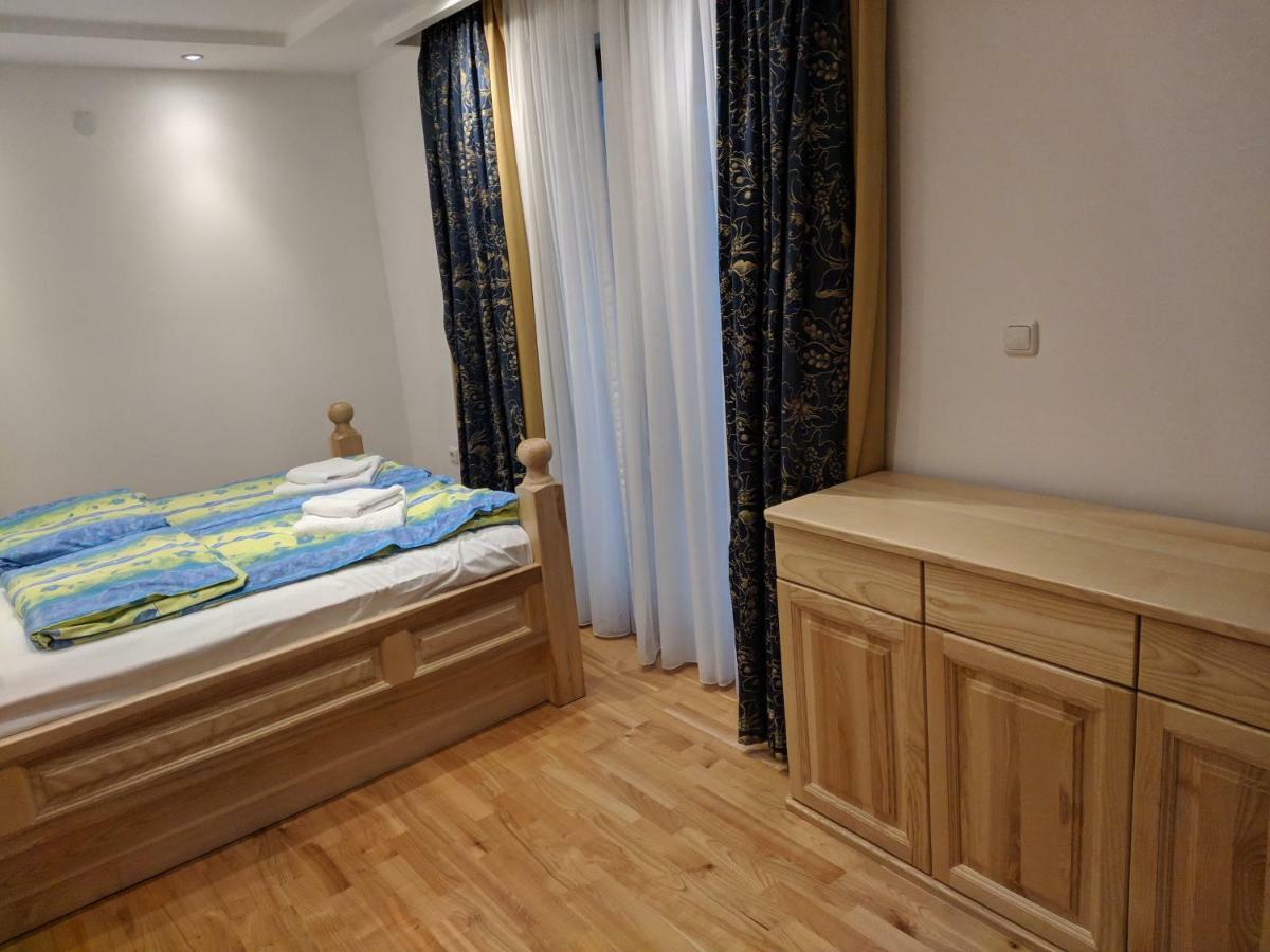 Apartments & Restaurant Abas Плав Екстериор снимка