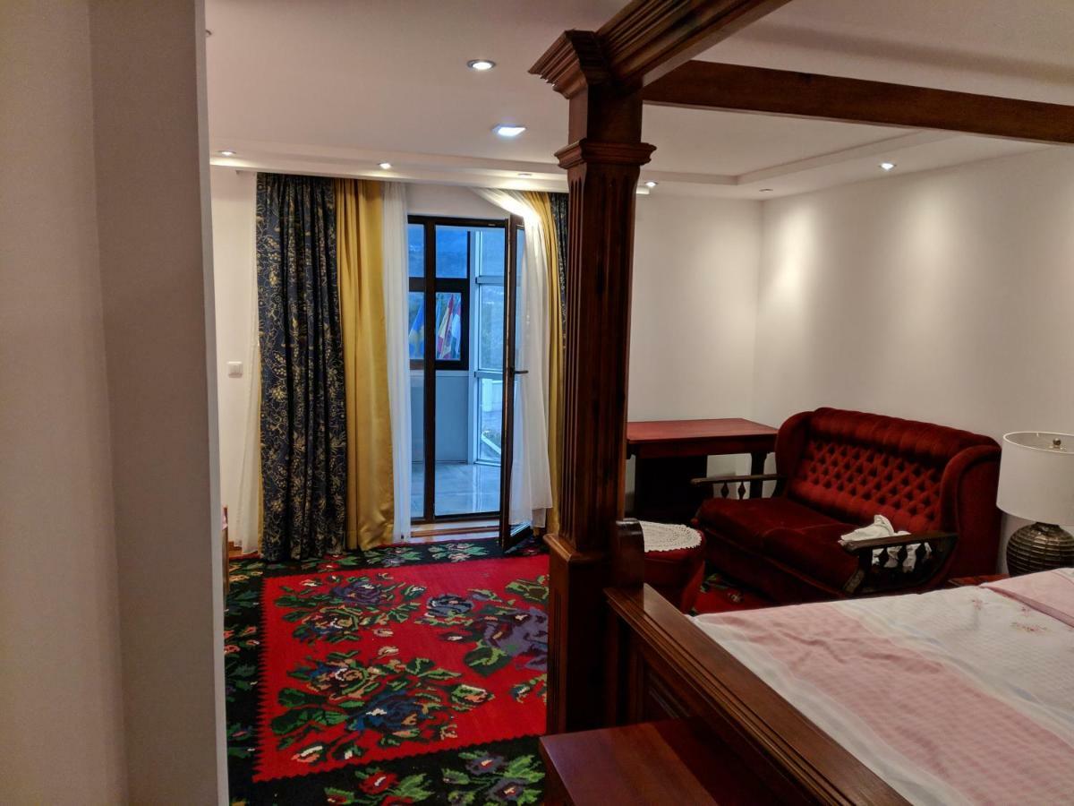 Apartments & Restaurant Abas Плав Екстериор снимка