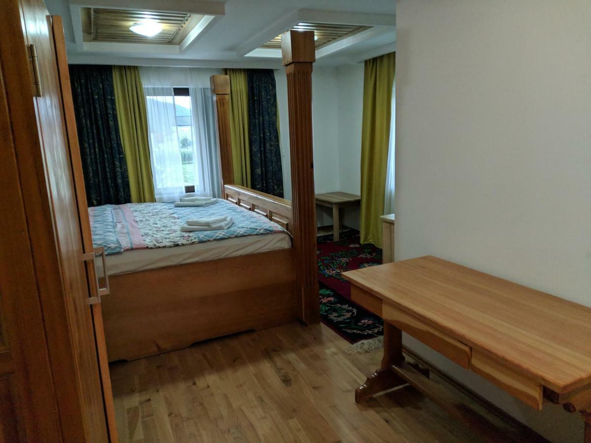 Apartments & Restaurant Abas Плав Екстериор снимка